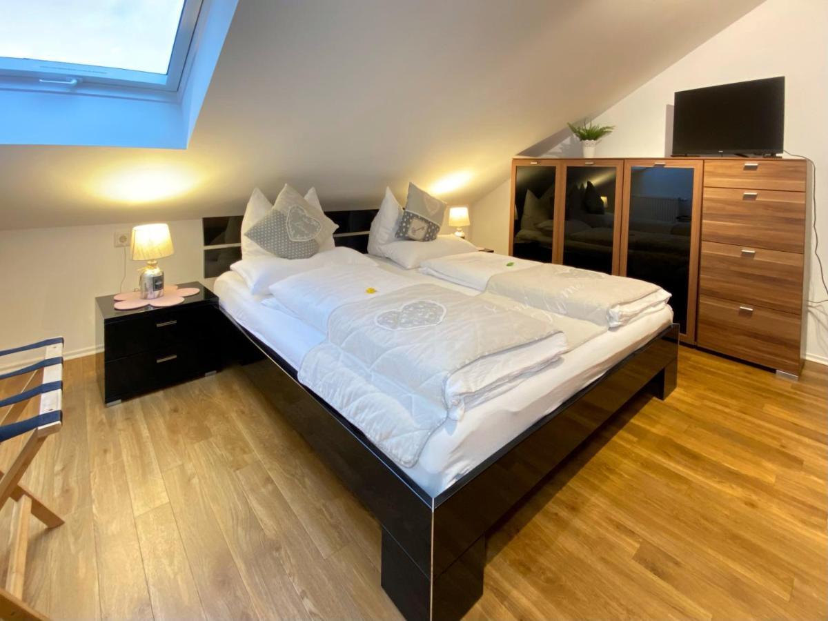 4 Zimmer Apartment, 125 Qm, Ruhig Und Zentrumsnah, Max 5 Pers, Dachterasse, Garage, 1000 Mbit Böblingen Buitenkant foto