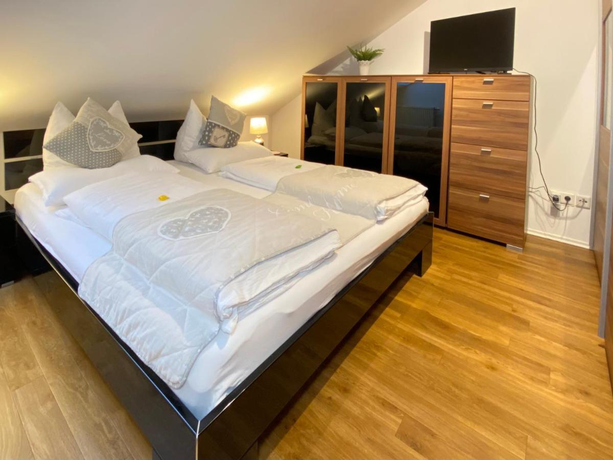 4 Zimmer Apartment, 125 Qm, Ruhig Und Zentrumsnah, Max 5 Pers, Dachterasse, Garage, 1000 Mbit Böblingen Buitenkant foto