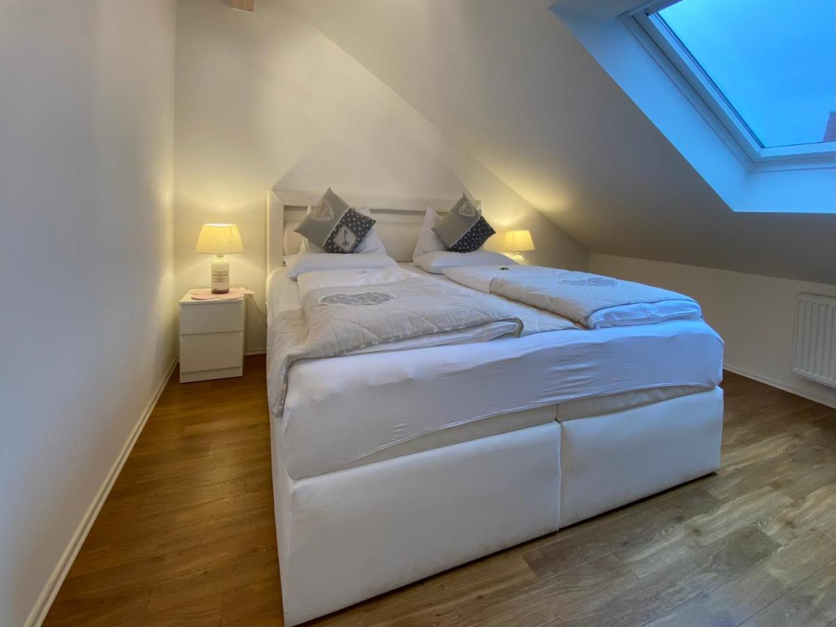 4 Zimmer Apartment, 125 Qm, Ruhig Und Zentrumsnah, Max 5 Pers, Dachterasse, Garage, 1000 Mbit Böblingen Buitenkant foto