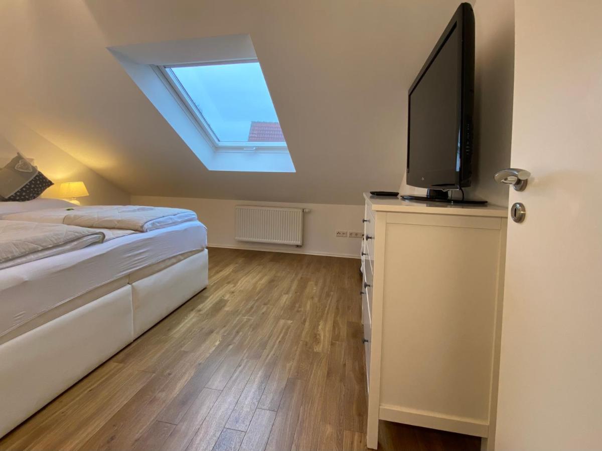 4 Zimmer Apartment, 125 Qm, Ruhig Und Zentrumsnah, Max 5 Pers, Dachterasse, Garage, 1000 Mbit Böblingen Buitenkant foto