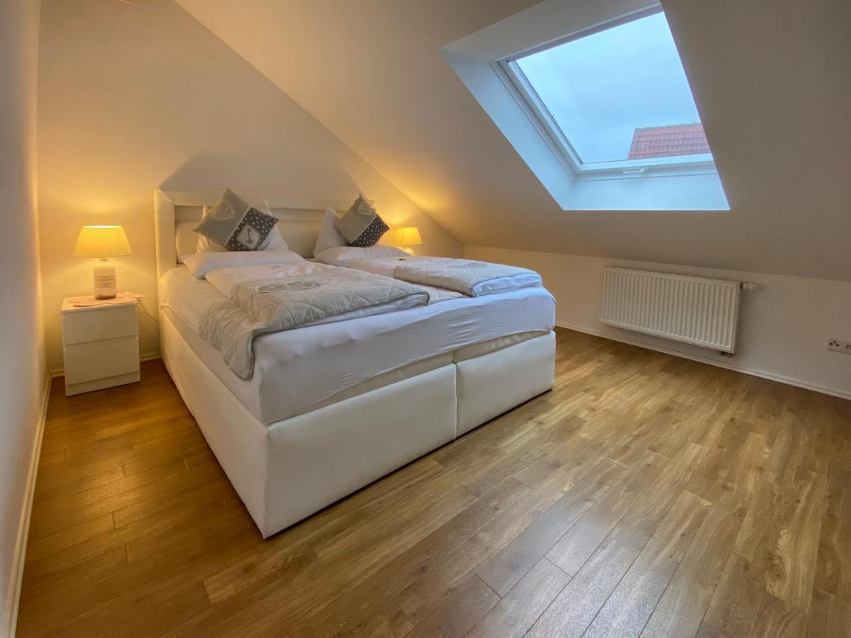 4 Zimmer Apartment, 125 Qm, Ruhig Und Zentrumsnah, Max 5 Pers, Dachterasse, Garage, 1000 Mbit Böblingen Buitenkant foto