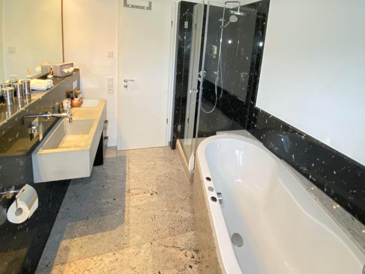 4 Zimmer Apartment, 125 Qm, Ruhig Und Zentrumsnah, Max 5 Pers, Dachterasse, Garage, 1000 Mbit Böblingen Buitenkant foto