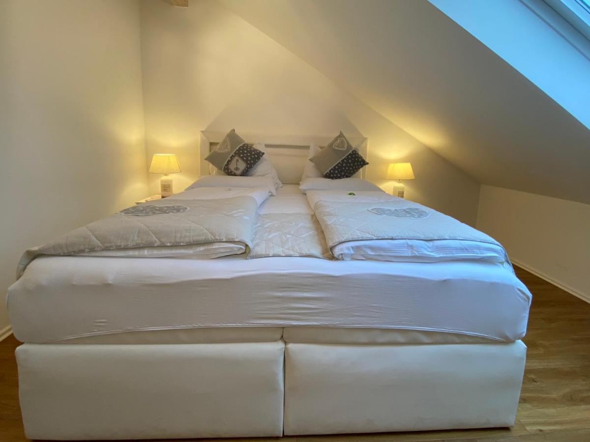 4 Zimmer Apartment, 125 Qm, Ruhig Und Zentrumsnah, Max 5 Pers, Dachterasse, Garage, 1000 Mbit Böblingen Buitenkant foto