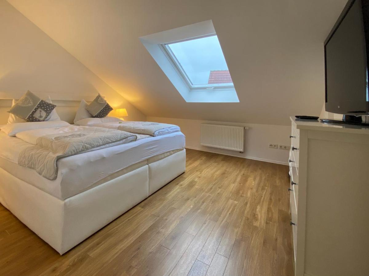 4 Zimmer Apartment, 125 Qm, Ruhig Und Zentrumsnah, Max 5 Pers, Dachterasse, Garage, 1000 Mbit Böblingen Buitenkant foto